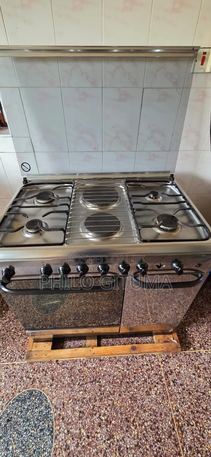 Ariston Premium Cooker – 4 Gas Burners + 2 Electric Plates