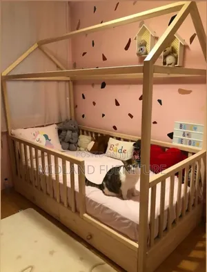 Noah Canopy Bed