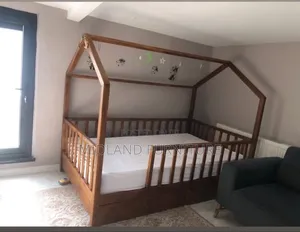 Noah Canopy Bed