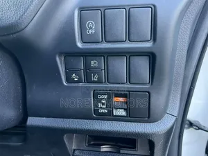 Toyota Esquire 2018 Pearl