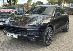 Porsche Cayenne Base AWD 2016 Maroon