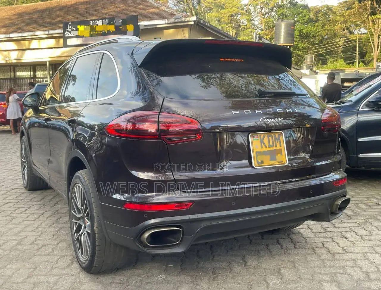 Porsche Cayenne Base AWD 2016 Maroon