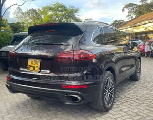 Porsche Cayenne Base AWD 2016 Maroon