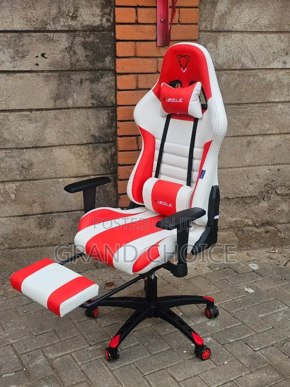 Modern Gaming Chair With Footrest