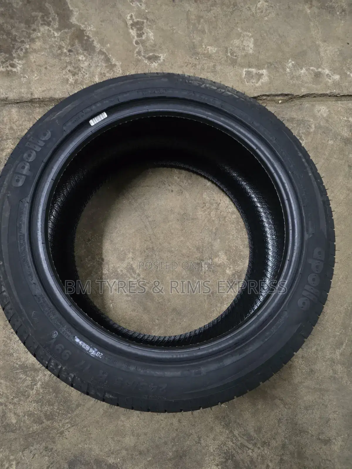 245 /45 R17 Apollo Tyres (India)