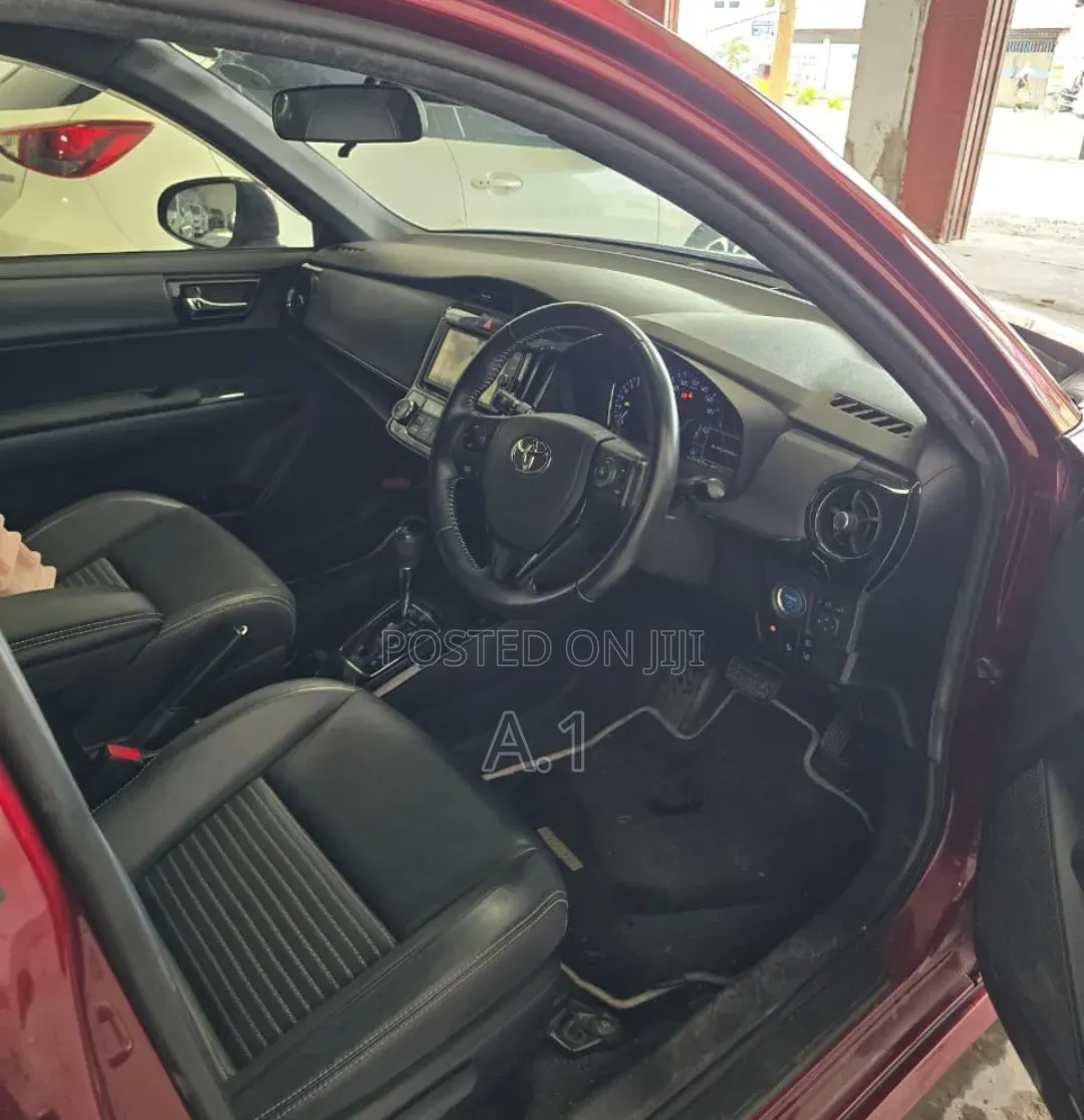 Toyota Corolla Fielder 1.5 Hybrid FWD 2019 Maroon