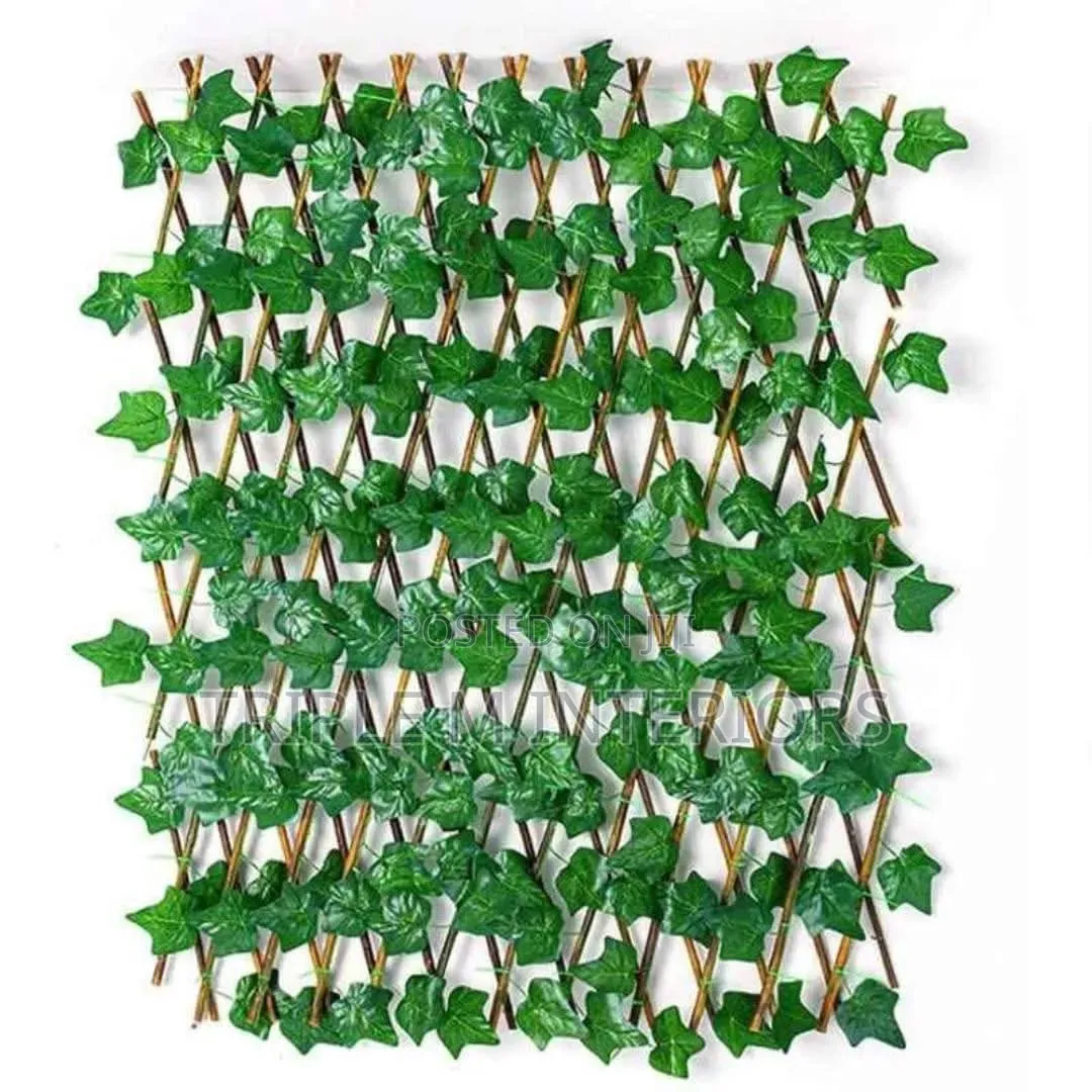 Expandable Lattice Fence With Artificial Leaves