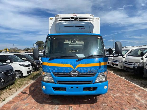 Hino Dutro Freezer Body - main view
