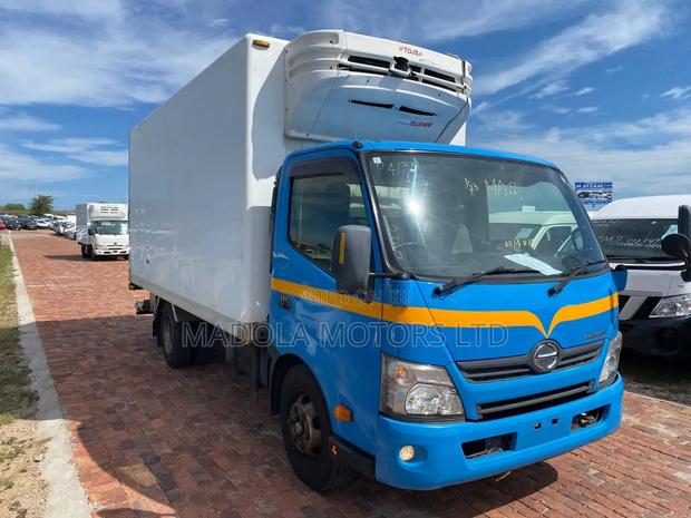Hino Dutro Freezer Body - thumbnail 2