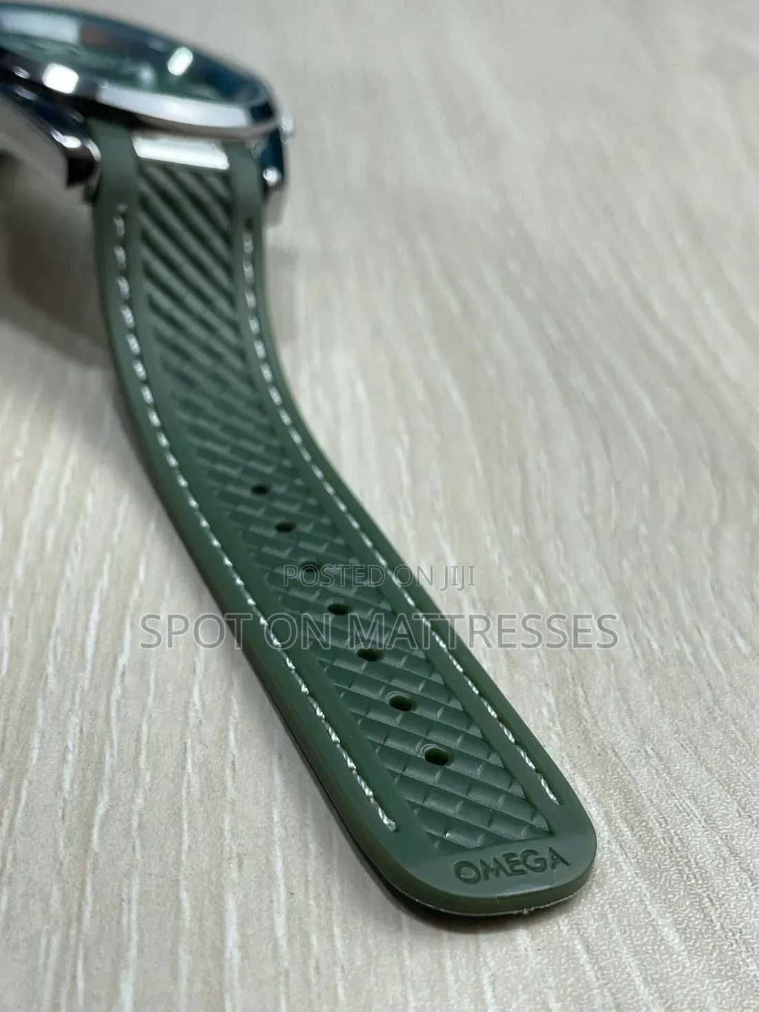Automatic Omega Speedmaster Watch Unisex. Delivery Services Available.