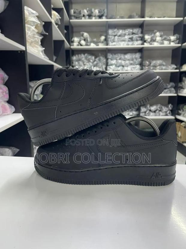 Plain Black Nike Airforce One Sneakers