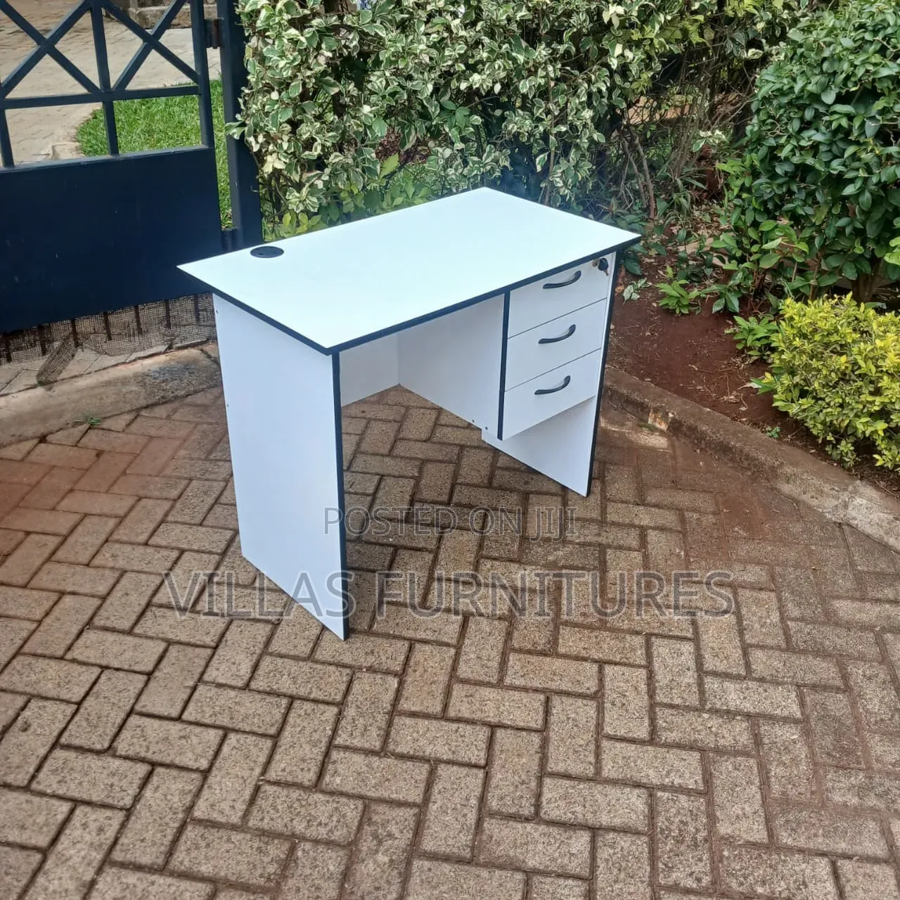 Office Desks Available at Different Colours and Sizes