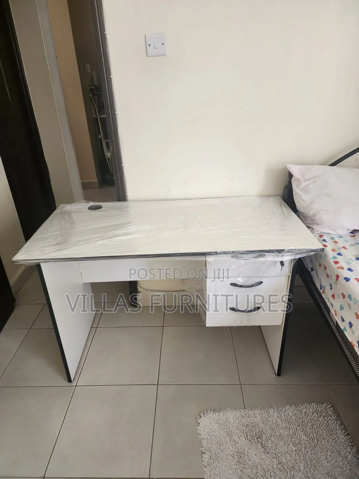 White Office Desk With Lockable Drawer and 3 Drawers.