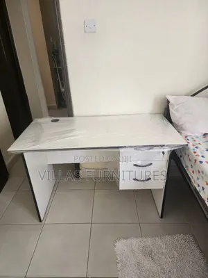 White Office Desk With Lockable Drawer and 3 Drawers.