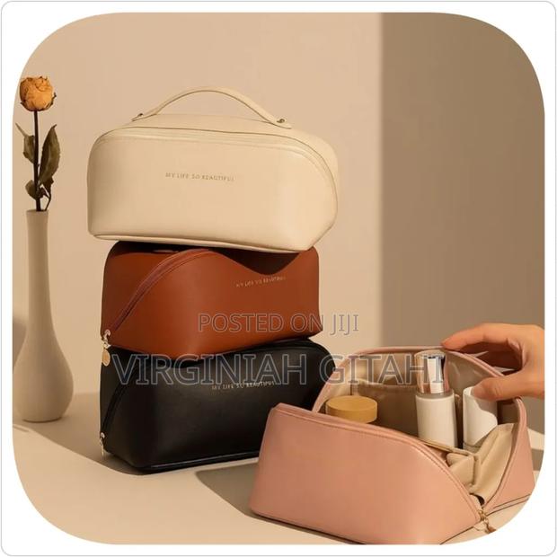 *Multifunctional Waterproof Large Cosmetic Bag/Toiletries Travel Bag