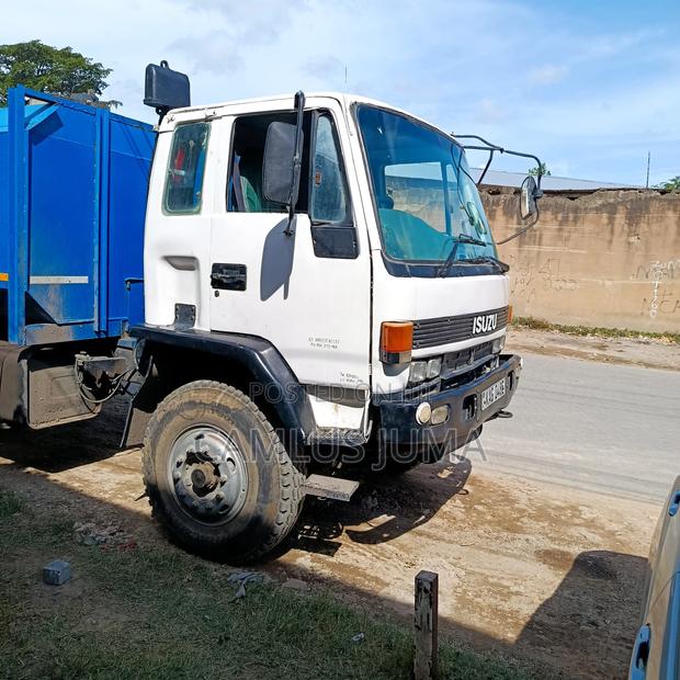 Isuzu Truck - thumbnail 4