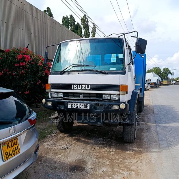 Isuzu Truck - thumbnail 5