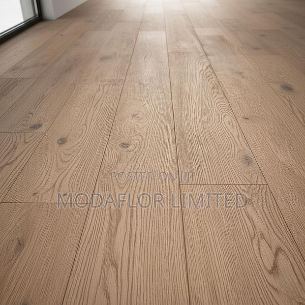Laminate Wood Flooring Boards for Modern and Clean Floor Finishing Use