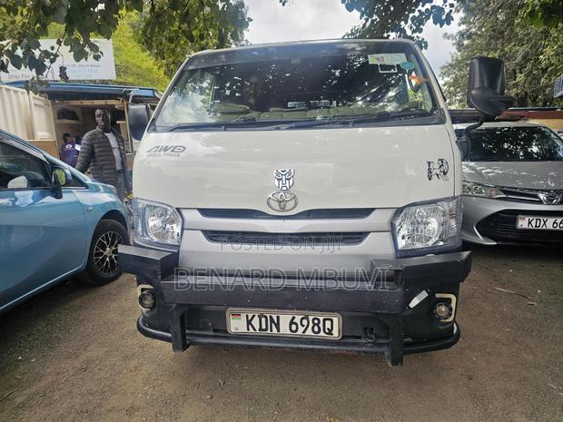 Toyota HiAce 2016 White