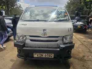 Toyota HiAce 2016 White