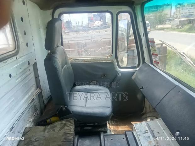 Tata Tipper 2018 White - thumbnail 4