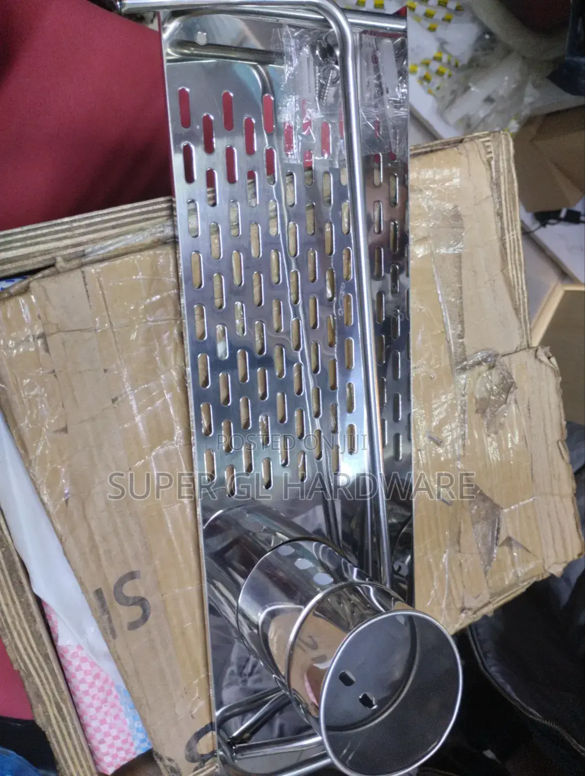 Single Rectangle Shelf With a Toothbrush Cup