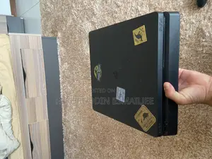 Playstation 4 Slim With 1 Controller