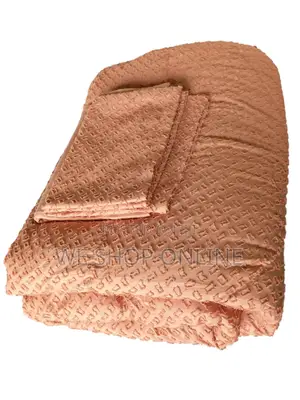Tufted Duvet
With 1 Bedsheet and 4 Pillow Cases.