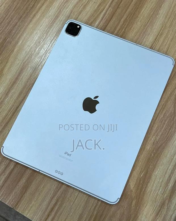 Apple iPad Pro (2022) 256 GB Silver - thumbnail 2