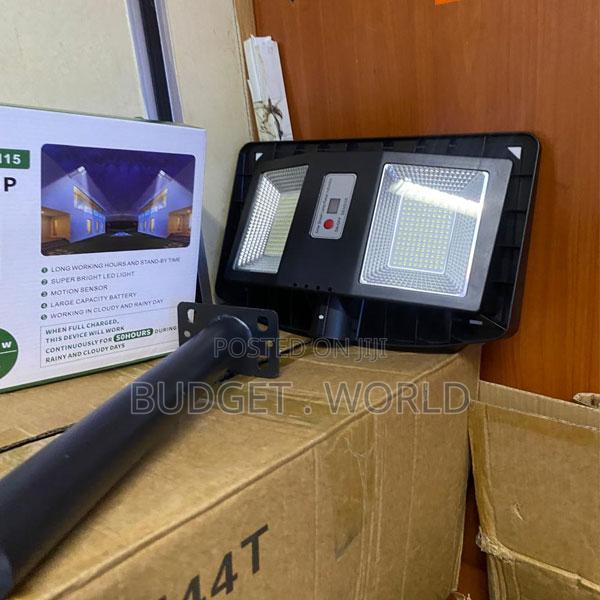 300w Solar Lamp With Long Battery Backup Fast Charging