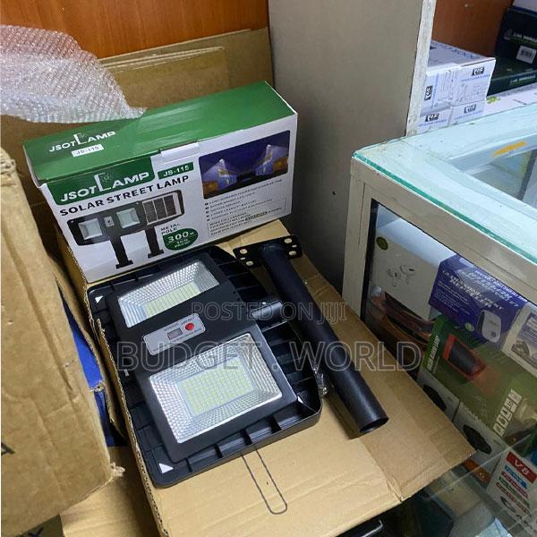 Shockproof Weather Resistant– Durable 300w Solar Street Light