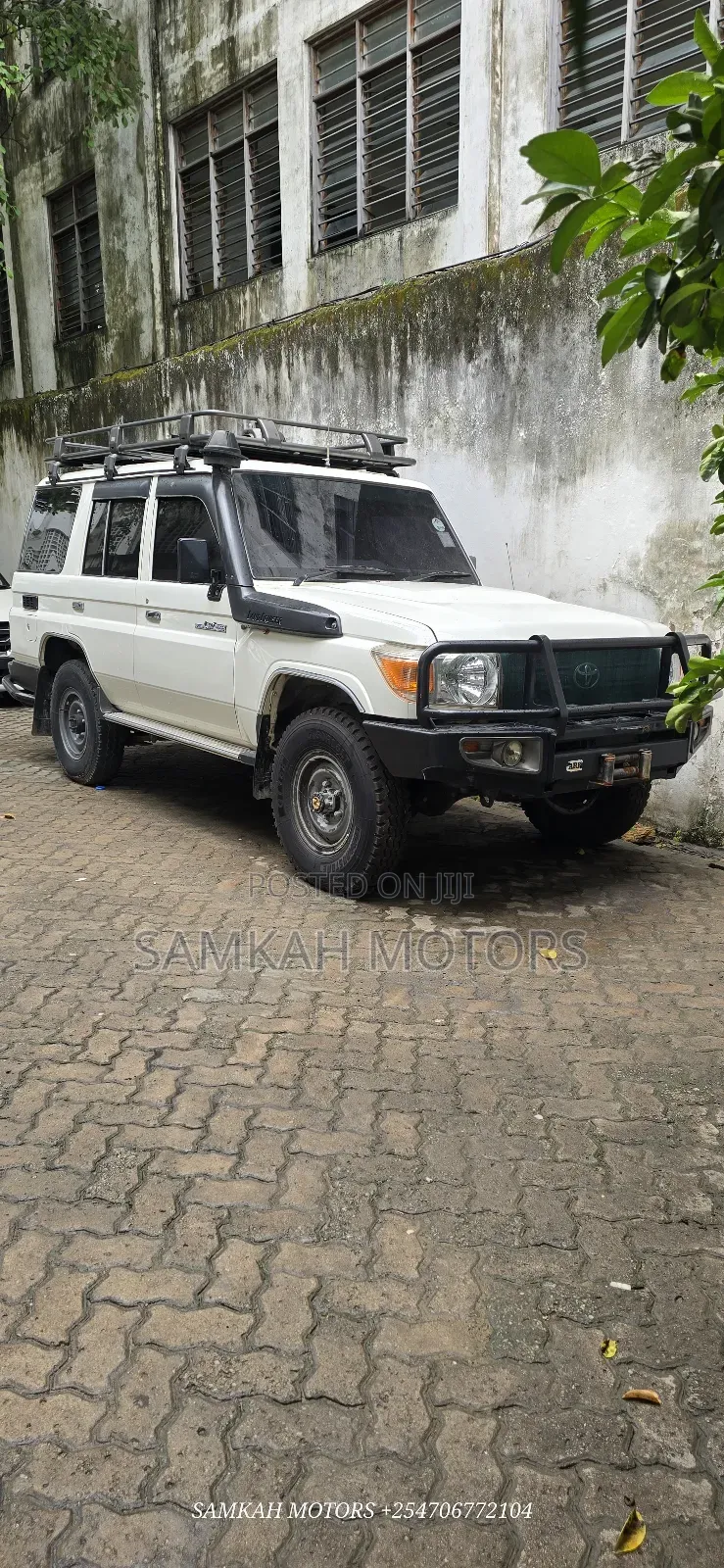 Toyota Land Cruiser 2018 White
