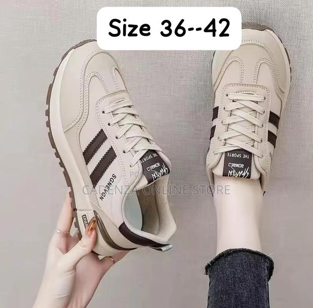 *Classic Sneakers*
*Size: As Indicated*
*Offer!!