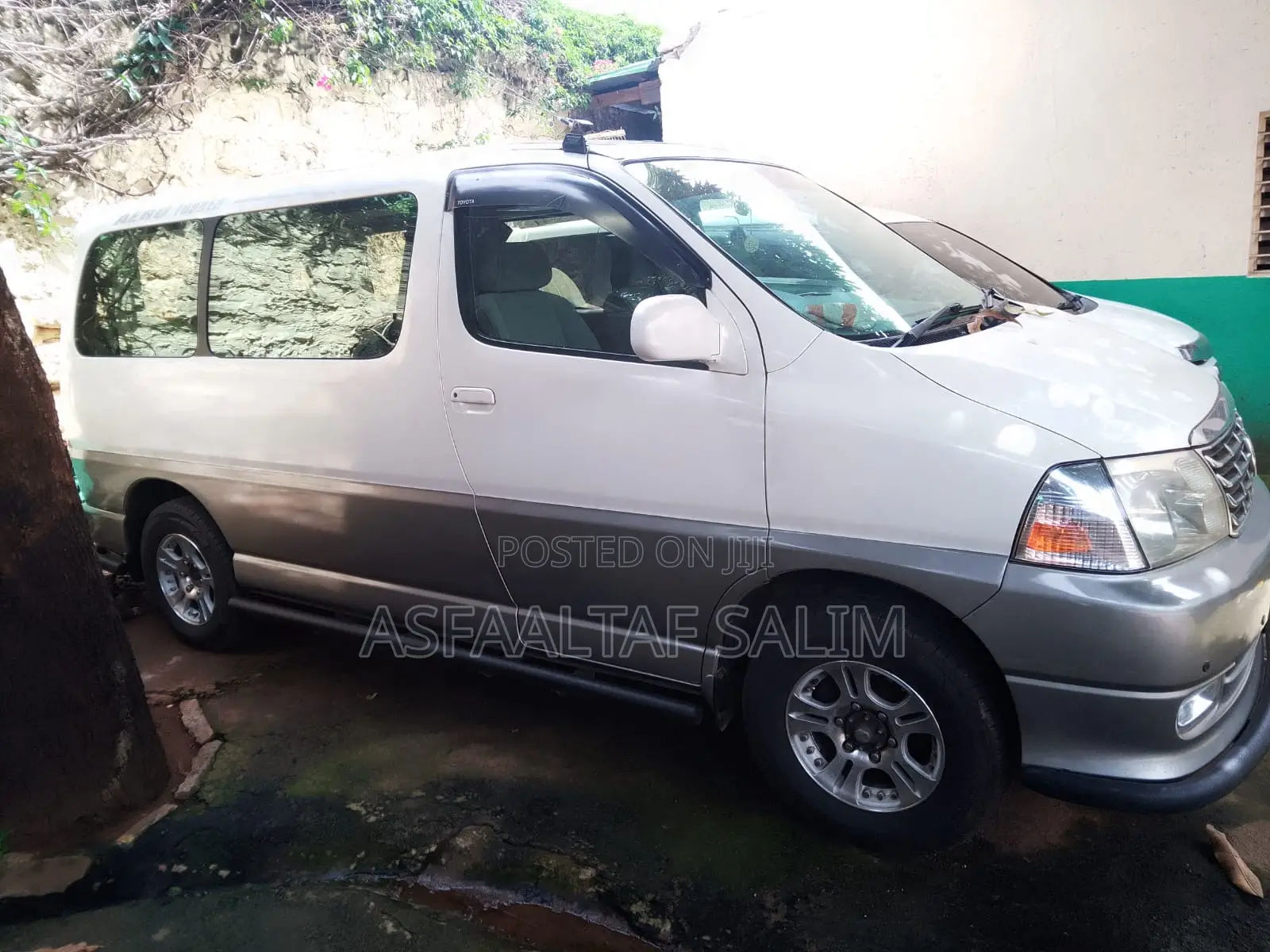 Toyota Grand HiAce 2000 White