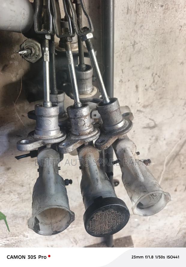 Nissan Hardbody Upper Crutch Cylinder