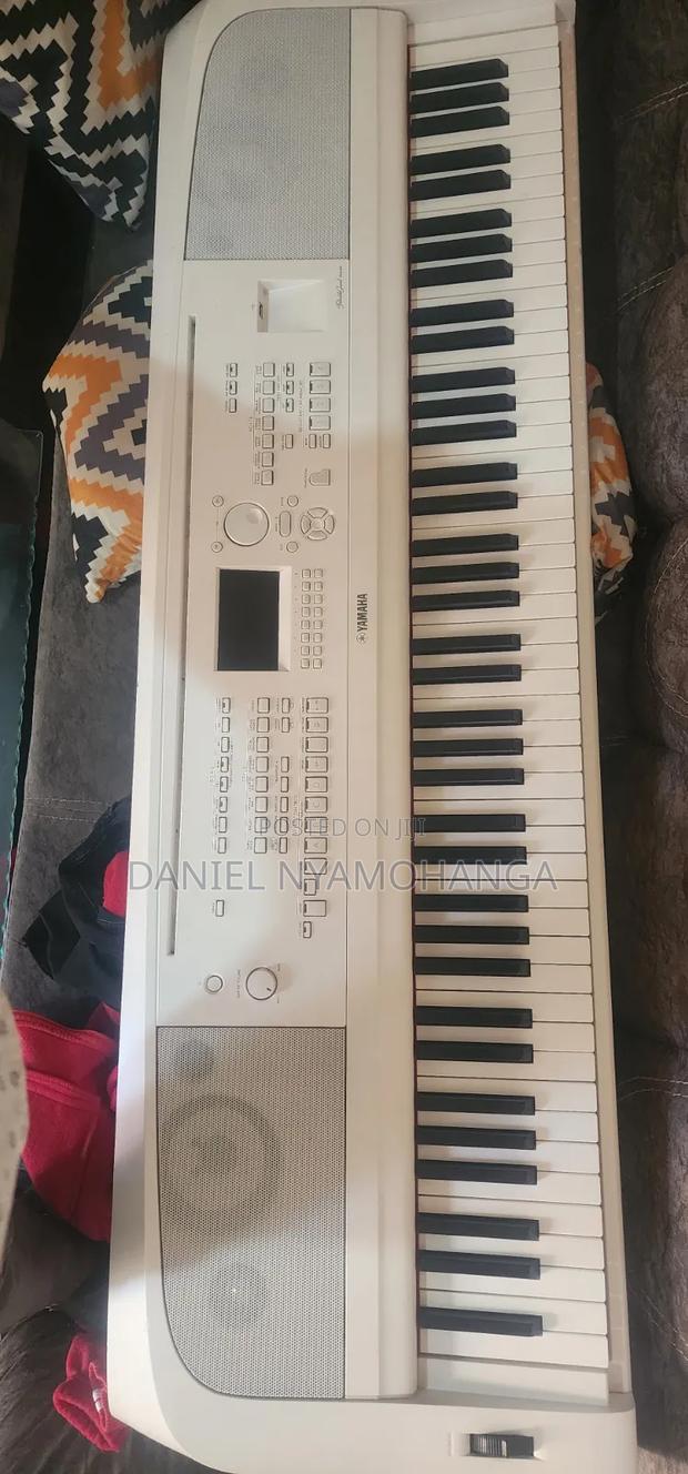 Yamaha DGX 670 - main view