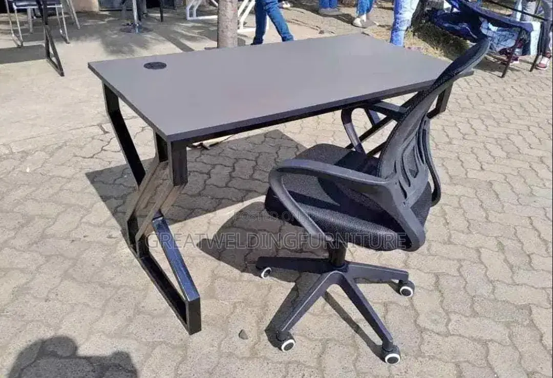 1.2m Modern Office Desk With a Metallic Z Frame