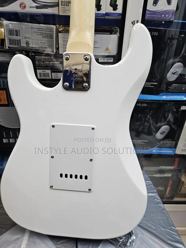 Fender Solo Guitar - thumbnail 3
