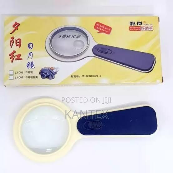 Magnifying Glass With Illumination - thumbnail 2