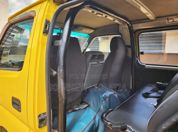 Nissan Caravan (Urvan) 2011 Yellow - thumbnail 6
