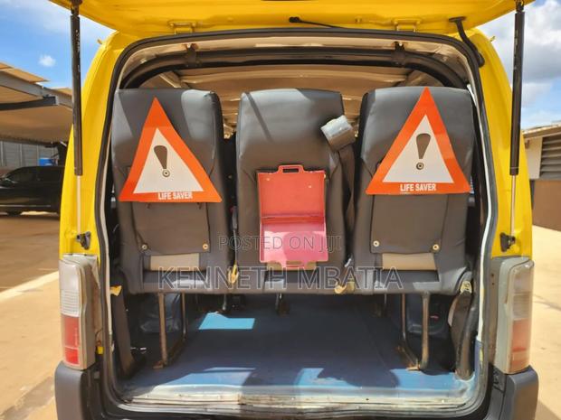 Nissan Caravan (Urvan) 2011 Yellow - thumbnail 9
