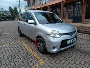 Toyota Sienta 1.5 FWD 2012 Silver