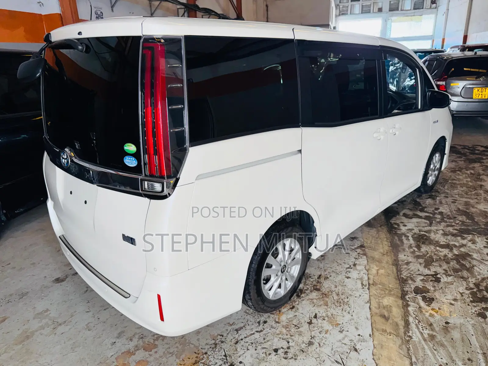 Toyota Noah 1.8 FWD Hybrid (7 seater) 2019 White