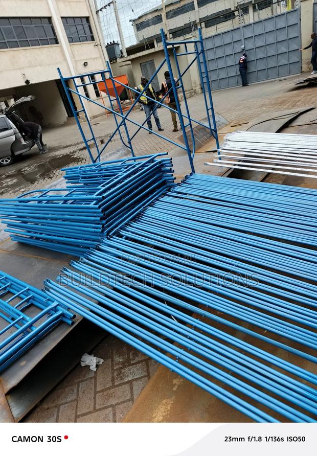Stable Steel Scaffolding Ladder 2m Height Wide Base Support - thumbnail 3