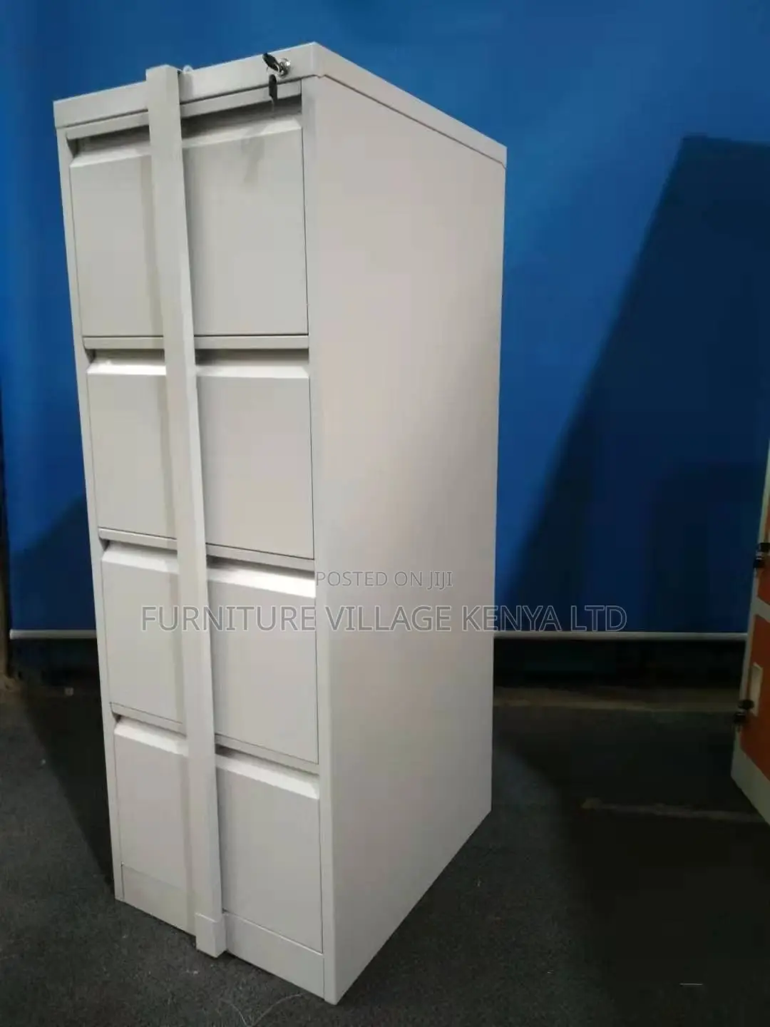 4-Drawer's White Locker Cabinet With Lock Bar