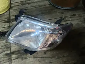 Headlight Hilux Vigo 2012.