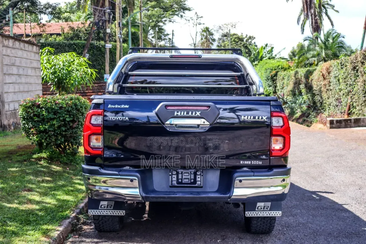 Toyota Hilux 2021 Black