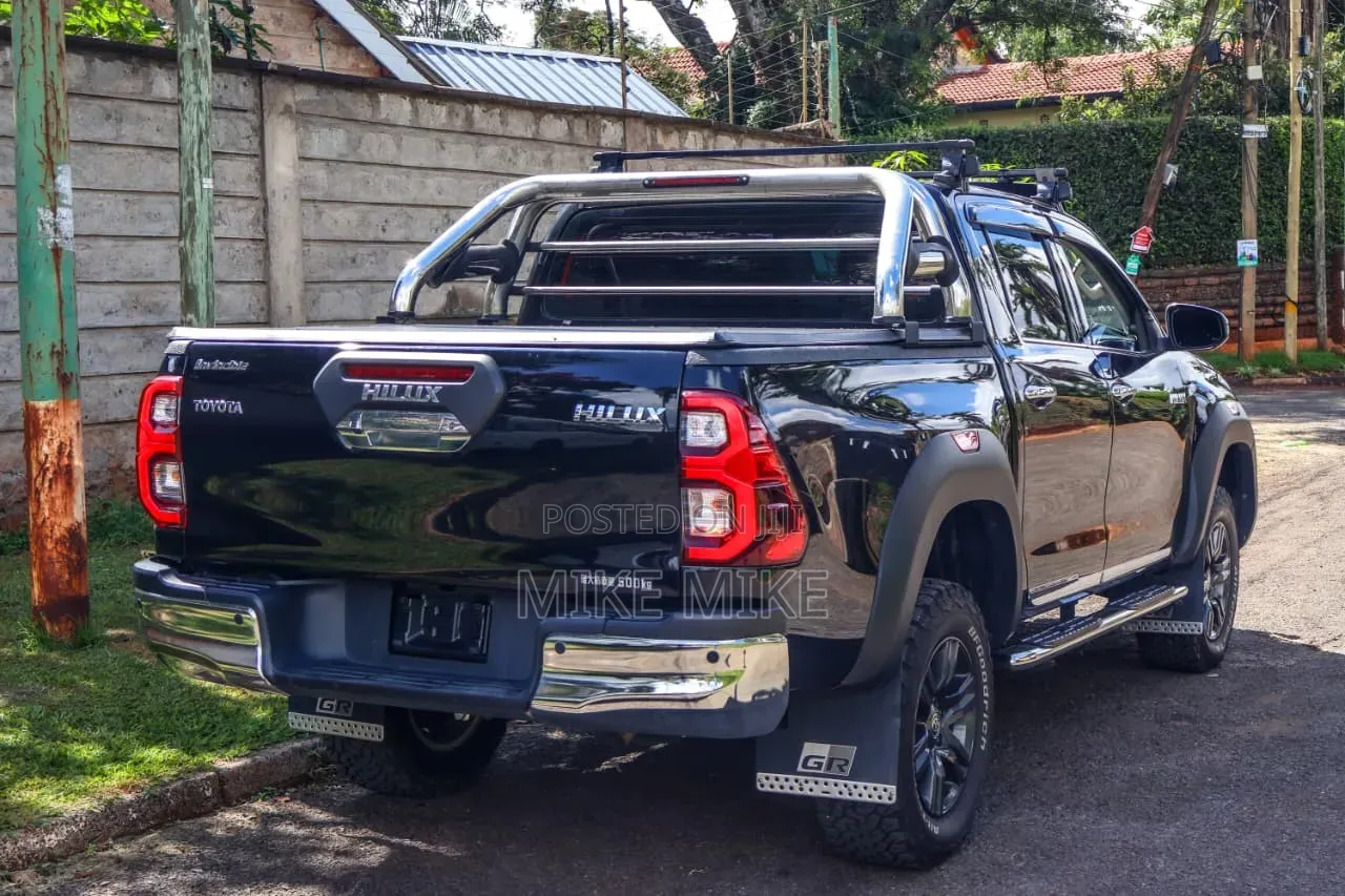 Toyota Hilux 2021 Black