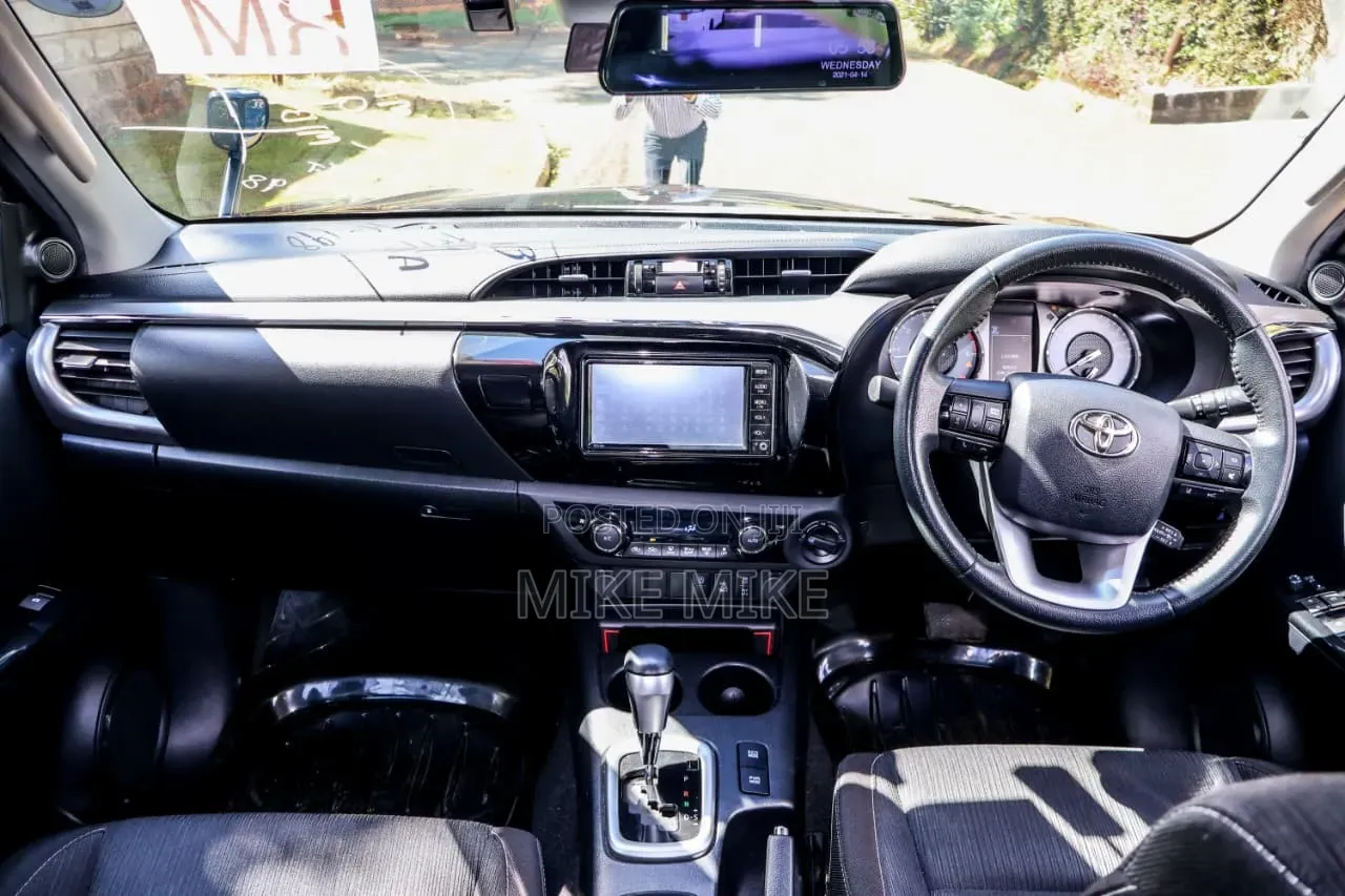 Toyota Hilux 2021 Black