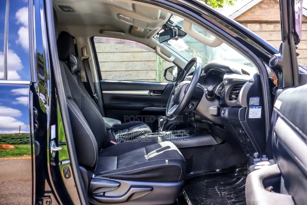 Toyota Hilux 2021 Black